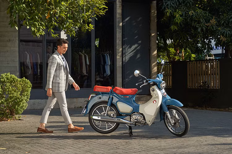 Bên cạnh thiết kế huyền thoại, Honda Super Cub vẫn sở hữu động cơ 125cc kết hợp với hệ thống phun xăng điện tử PGM-FI bền bỉ trứ danh cùng tiện ích vượt trội xứng tầm đẳng cấp “Siêu xe số”.