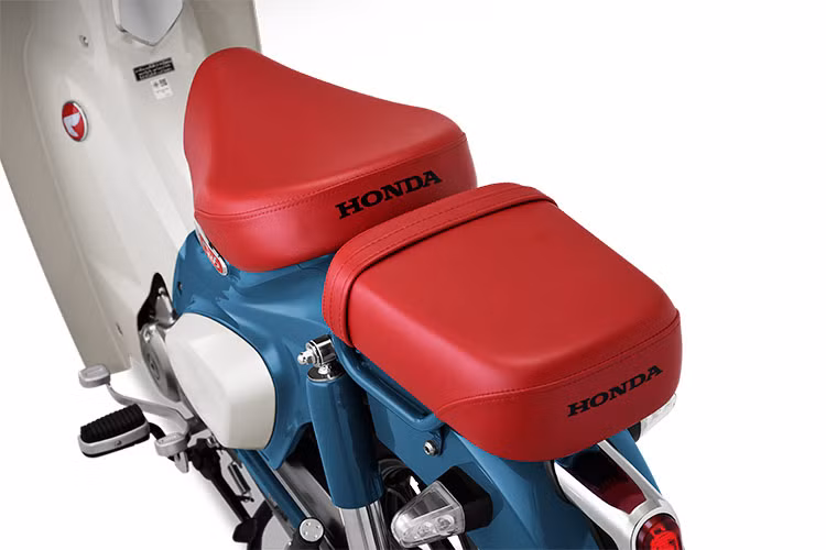 Với mong muốn nâng cao trải nghiệm cho khách hàng khi sử dụng, Super Cub C125 được trang bị bộ yên sử dụng chất liệu Urethane cao cấp, độ dày lớn, mang lại cảm giác ngồi êm ái.