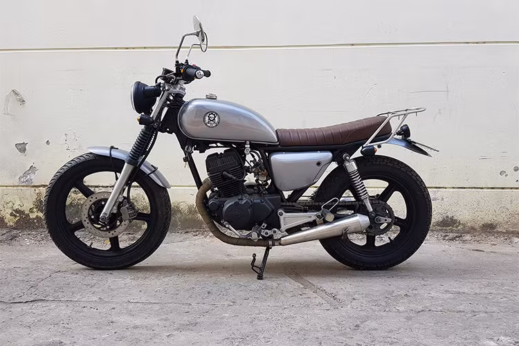 Mẫu xe môtô Honda CB125T từng được khá nhiều người ưa thích vì sự bền bỉ, kiểu dáng trường xe. Sau bao năm sử dụng, chiếc CB125T đã được một chủ xe tại Hải Phòng gửi vào Garage Tự Thanh Đa tại TP HCM nâng cấp toàn diện với kiểu dáng tracker đầy mạnh mẽ, cá tính.
