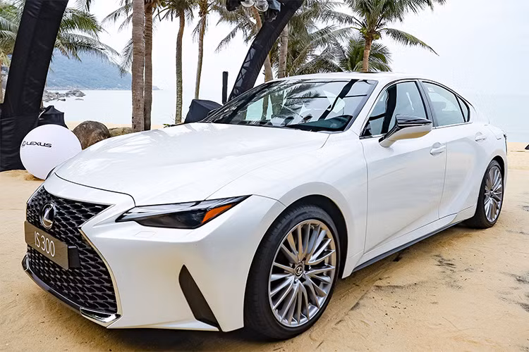 Lexus IS300 2021 mới có 2 tùy chọn động cơ. Bản IS 300 dùng động cơ tăng áp 2 lít, công suất 241 mã lực tại 5.800 vòng/phút và mô-men xoắn 350 Nm tại 1.650 vòng/phút, kết hợp số tự động 8 cấp, tăng tốc từ 0-100 km/h chỉ trong 7 giây. Mức tiêu hao nhiên liệu trong điều kiện thử nghiệm là 8,5 lít/100 km.