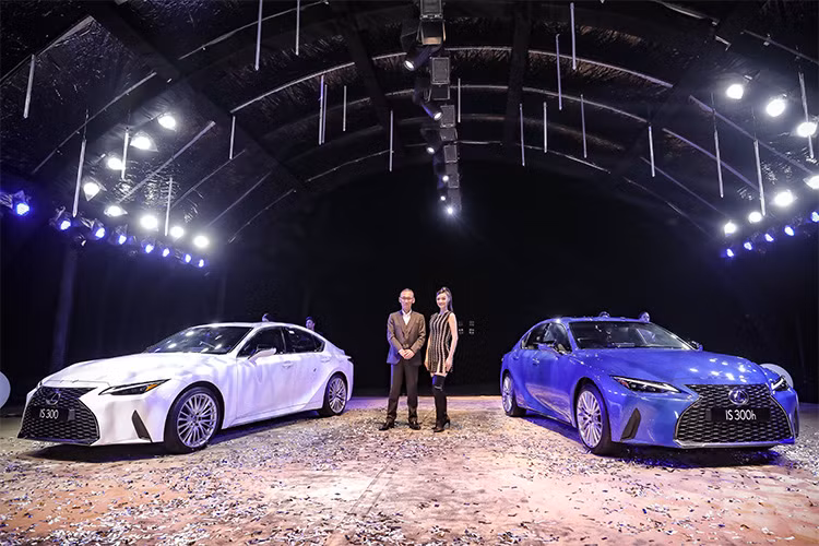 Mở đầu cho năm 2021, mẫu sedan thể thao hạng sang của Lexus đã rất nhanh trở lại Việt Nam với bản facelift mới ra mắt trên thị trường thế giới giữa năm ngoái. Xe có 3 phiên bản gồm IS 300 Standard (tiêu chuẩn), IS 300 Luxury và IS 300h. Giá xe Lexus IS300 2021 mới tương ứng là 2,13; 2,49 và 2,82 tỷ đồng.