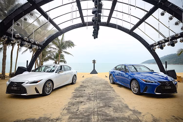Với mức giá bán ra từ 2,13 - 2,82 tỷ đồng tại Việt Nam, Lexus IS300 2021 có một số lợi thế về động cơ và công nghệ nhưng lại cao hơn khá nhiều so với các đối thủ Mercedes-Benz C-Class (1,399-1,969 tỷ đồng) và BMW 3-Series (1,899 - 2,499 tỷ đồng).