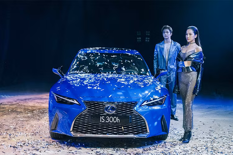 Bản IS300h là loại hybrid dùng động cơ xăng 2,5 lít và mô tơ điện, tổng công suất 219 mã lực và mô men xoắn cực đại 221 Nm tại 4.200 vòng/phút, đi cùng hộp số E-CVT như Toyota Corolla Cross 1.8HV mới ra mắt tại Việt Nam. Xe tăng tốc từ 0-100 km/h trong 8,5 giây, mức tiêu hao nhiên liệu 5,5 lít/100 km trong điều kiện thử nghiệm.