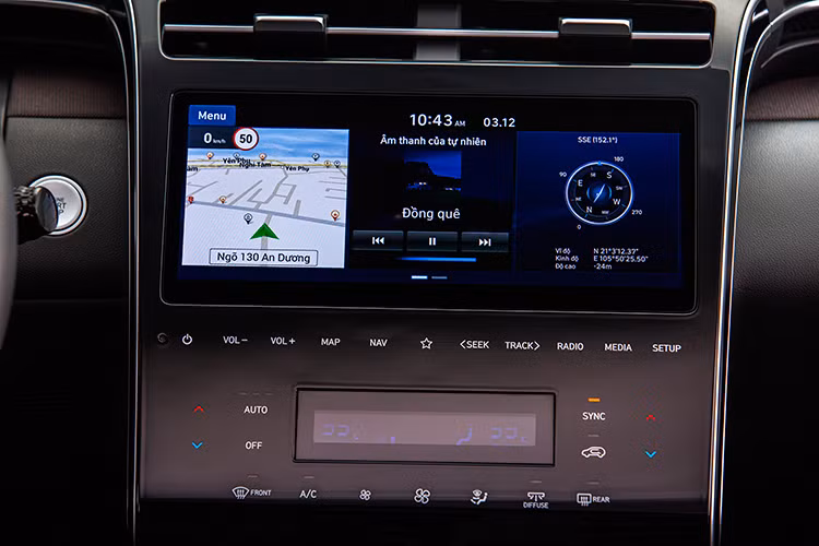Bảng đồng hồ thông số Full Digital được thiết kế không mui độc đáo. Để giảm bớt hiện tượng lóa hình, các kĩ sư Hyundai đã thiết kế một lớp phim đặc biệt bao phủ lên bền mặt, giúp hình ảnh sắc nét. Xe sở hữu cốp điện thông minh tùy chỉnh 4 mức độ mở cùng chức năng khởi động từ xa với chỉ một nút bấm trên chìa khóa. 