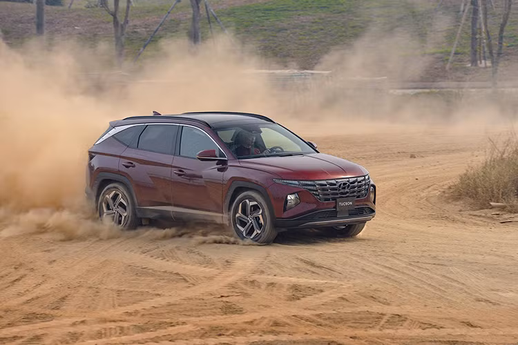 Tucson 2022 tiếp tục được duy trì các công nghệ an toàn: Hệ thống chống bó cứng phanh ABS; hỗ trợ phanh khẩn cấp BA; phân bổ lực phanh EBD; kiểm soát lực kéo TCS; ổn định chống trượt thân xe VSM; Hệ thống cân bằng điện tử ESC; hỗ trợ khởi hành ngang dốc HAC; hỗ trợ xuống dốc DBC; hỗ trợ phòng tránh va chạm điểm mù BCA; hỗ trợ phòng tránh va chạm khi lùi xe RCCA; cảnh báo va chạm khi ra khỏi xe SEW; cảm biến áp suất lốp TPMS; chống trộm Immobilizer; an toàn 6 túi khí.
