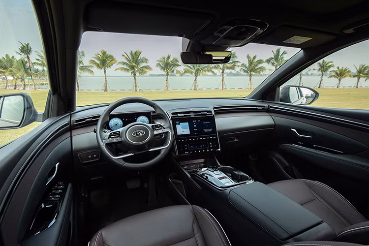 Vẫn tuân theo triết lý thân thiện với người sử dụng, Hyundai Tucson thế hệ hoàn toàn mới sở hữu không gian nội thất tối đa hóa sự thoải mái và thư giãn cho người dùng nhằm tránh sự căng thẳng mệt mỏi khi di chuyển trên đường. Xe sở hữu khoang nội thất với các tham số không gian, công nghệ và thông tin hòa quyện hoàn hảo.