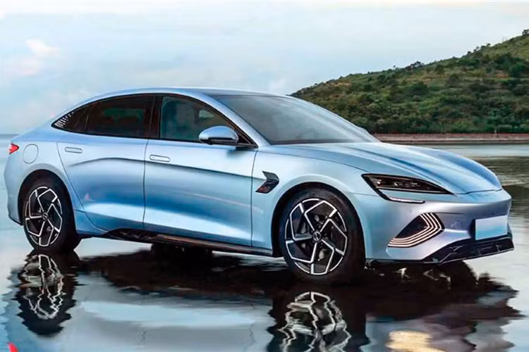 Về BYD Seal, chiếc sedan thuần điện này được nhận xét có ngoại hình khá tương đồng với Porsche Taycan hay Tesla Model 3. Bản tiêu chuẩn của xe được trang bị một động cơ điện, sinh công suất 201 hoặc 308 mã lực. Bản cao cấp sẽ lắp đặt hai động cơ điện ở trục trước và sau, sinh công suất lần lượt là 214 mã lực và 308 mã lực. 