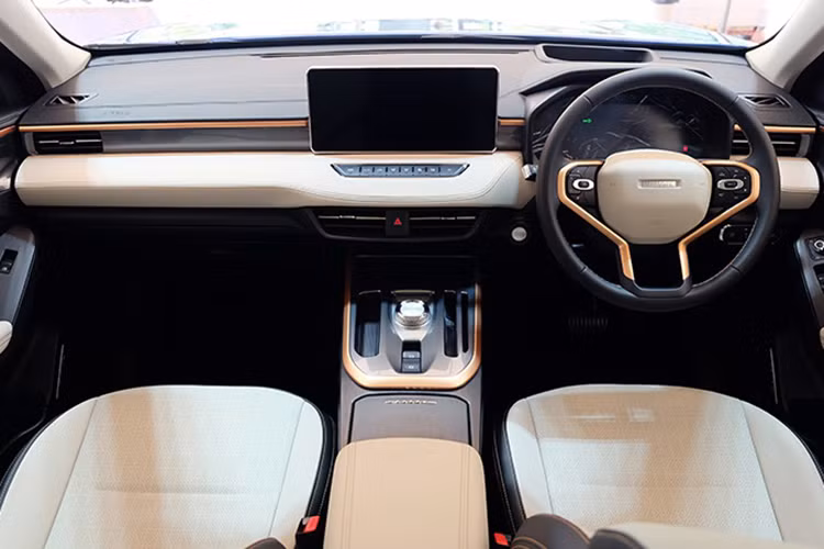 Được định vị tại phân khúc SUV cỡ B+, xe Trung Quốc Haval Jolion sở hữu thiết kế đậm chất thể thao, hiện đại cùng các trang bị nổi bật như hệ thống chiếu sáng LED, màn hình trung tâm 12,3 inch có kết nối Apple CarPlay/Android Auto; màn hình điện tử 7 inch...