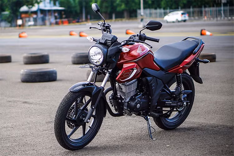 Honda CB150 Verza 2018 mẫu naked-bike cạnh tranh trực tiếp với Yamaha FZ150i trong cùng phân khúc naked-bike 150cc. Lô hàng Honda CB150 Verza hiện đang được các đại lý tư nhân tại Việt Nam nhận đặt cọc với giá bán chỉ khoảng hơn 50 triệu đồng (Đã bao gồm VAT).