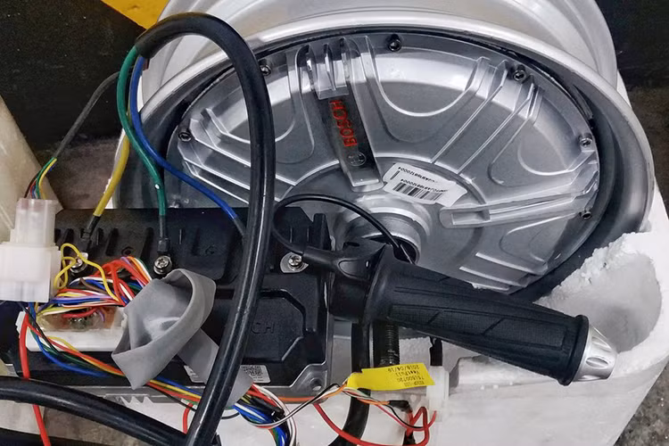 Và cuối cùng là gắn thêm cốp Givi đằng sau yên xe giúp gia tăng diẹn tích khoang chưa đồ them tới 50 lít. Với việc được “độ” lại nhiều chi tiết như vậy, Klara trông hấp dẫn hơn, an toàn hơn, khả năng sử dụng và vận hành của xe cũng được nâng cao. Tuy nhiên, nếu độ xe Vinfast Klara bạn cũng nen chú ý tới các chính sách bảo hành và bảo dưỡng chính hãng.