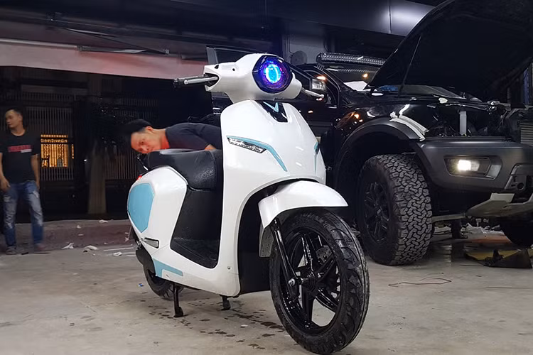 Sau khi ra mắt thị trường Việt Nam vào tháng 11/2018, đã có rất nhiều người dùng xe máy điện Vinfast Klara bởi vẻ đẹp, sự hiện đại của nó và đặc biệt thân thiện với môi trường. Tuy nhiên chưa bằng lòng với chiếc x của mình, nhiều chủ nhân cũng sẵn sàng "mổ xẻ" chiếc xe này ra để độ cho đẹp và mạnh mẽ hơn (Ảnh: Vinfast Klara độ cá tính ở Sài Gòn).