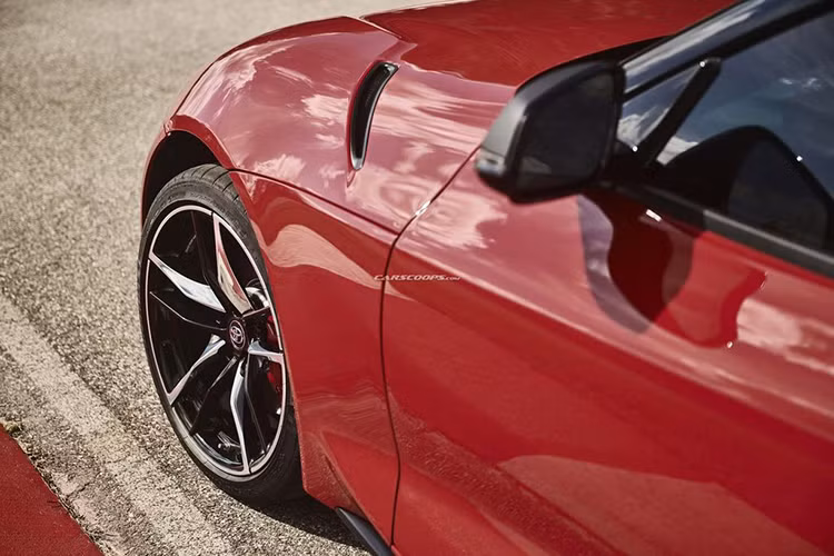 Chưa hết, Toyota Supra 2020 còn được trang bị nắp capô với những đường gân, nóc lún xuống ở giữa dạng double bubble cùng cột A và vỏ gương ngoại thất màu đen, mâm 5 chấu kép. Đằng sau Toyota Supra 2020 xuất hiện cánh gió đuôi trên nắp cốp, 2 ống xả hình tròn ở hai bên cản va và đèn phanh trung tâm theo phong cách xe đua F1.