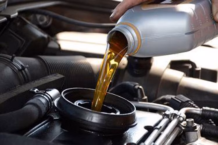 Vì thế, tài xế nên chọn những sản phẩm dầu nhớt chất lượng, phù hợp với động cơ để đảm bảo xe hoạt động trơn tru. Mỗi xe chỉ nên sử dụng một loại dầu nhớt phù hợp nhất định để đảm bảo tuổi thọ của động cơ được tăng cao, tránh được nhiều hư hỏng.