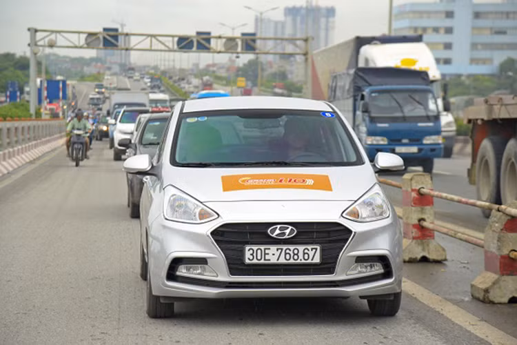 Nguyên nhân chính của việc hao dầu động cơ ôtô là do bị rò rỉ ra bên ngoài hay dầu nhớt bị lọt vào buồng đốt, sau đó bị đốt cháy cùng với nhiên liệu. Cính vì vậy, để chiếc xe hoạt động bền bỉ và giữ được giá trị lâu dài cần chú ý tới dầu động cơ và kiểm tra thay đúng chu kỳ, số km...