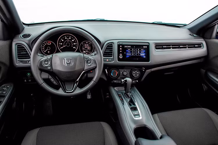 Dựa trên hình ảnh phác thảo ban đầu về mẫu xe giá rẻ Honda ZR-V có thể nhận thấy, thiết kế tổng thể của ZR-V sẽ mang phong cách trẻ trung và thời trang với những đường nét dứt khoát, mạch lạc.