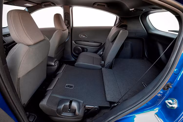 Bên cạnh đó, Honda ZR-V 2021 mới dự kiến vẫn tiếp tục bảo tồn kiểu thiết kế có phần truyền thống như mẫu Passport hay Pilot của hãng, đặc biệt là ở phần đầu xe cũng như các chi tiết nội thất bên trong.