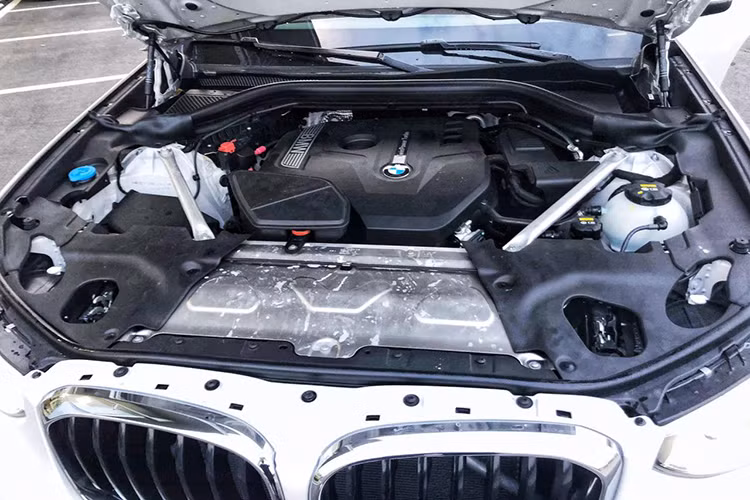Tương tự ở động cơ diesel, mạnh nhất chính là phiên bản X4 M40d với động cơ tăng áp 3.0L công suất 326 mã lực, mô men xoắn cực đại 680 Nm, tăng tốc từ 0-100 km/h mất 4,9 giây, vận tốc cao nhất 250 km/h nhưng mức tiêu hao nhiên liệu trung bình chỉ 6,6L trên 100 km.