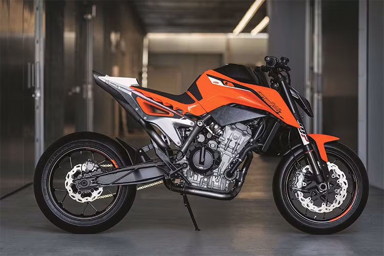 Duke 790 phiên bản 2018 được xem là mẫu môtô có phân khối lớn thuộc dòng naked-bike có dung tích dưới 900cc đầu tiên của KTM sử dụng động cơ đôi xy-lanh, Duke 790, được biết tới với mệnh danh Scalpel (Dao mổ), chính là một mũi nhọn quan trọng của nhà sản xuất xe Áo.