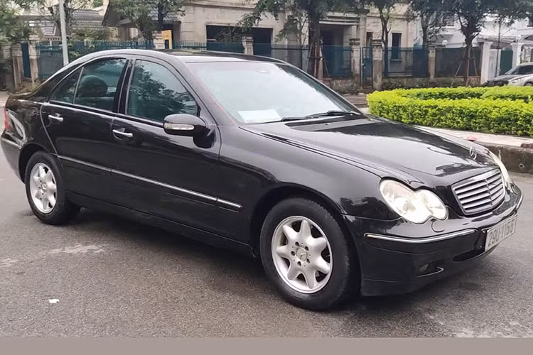 Với tầm giá dưới 100 triệu đồng nhưng muốn sở hữu một chiếc xe sang đến từ thương hiệu Đức, chắc chắn bạn sẽ không thể bỏ qua Mercedes-Benz C 180 đời 2003. Lượng xe Mercedes-Benz C180 đã qua sử dụng đời 2003 trên thị trường xe cũ hiện khá hiếm hoi. Khảo sát tại hệ thống tin đăng Oto.com.vn, chỉ có 1 - 2 chiếc với tầm giá 99 triệu đồng.