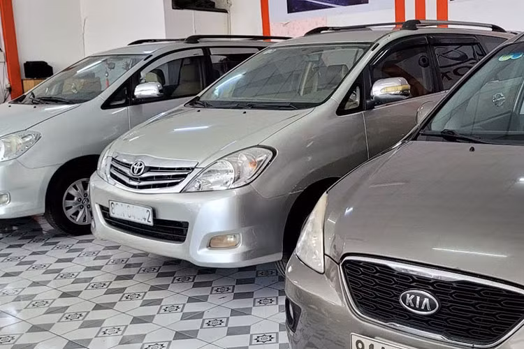 Trên thị trường mua bán ôtô cũ tại Việt Nam hiện nay, có không ít những chiếc ôtô được rao bán dưới 100 triệu đồng. Các mẫu xe này chủ yếu có tuổi đời khá sâu, khoảng từ 15 - 30 năm với ODO cao khiến người mua không khỏi phân vân.