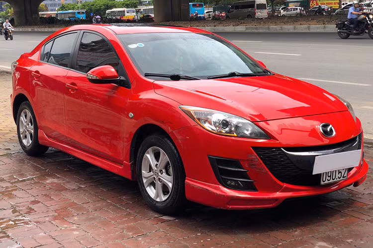 Mazda3 sản xuất 2009 đến 2010 là mẫu sedan hạng C rất được ưa chuộng tại Việt Nam. Giai đoạn 2005, Mazda3 tạm ngừng sản xuất cho đến năm 2014 Trường Hải sản xuất trở lại. Do đó, những chiếc Mazda 2009 - 2010 đều là xe nhập và được đánh giá cao trên thị trường xe cũ.