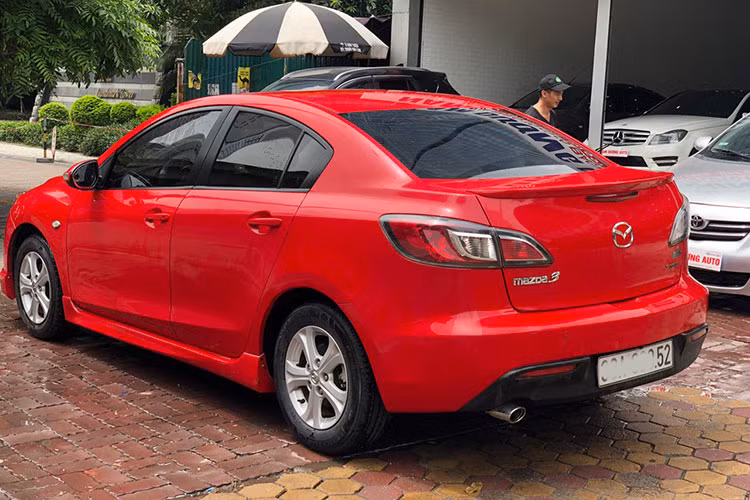 Xe vận hành bền bỉ, mạnh mẽ, tiết kiệm nhiên liệu. Hệ thống treo trên xe cứng cáp, ổn định cùng với loạt tính năng an toàn vượt trội so với đối thủ cùng thời. Mức giá xe Mazda3 2009 đến 2010 cũ hiện được các showroom ôtô cũ chào bán khoảng trên dưới 200 triệu đồng.