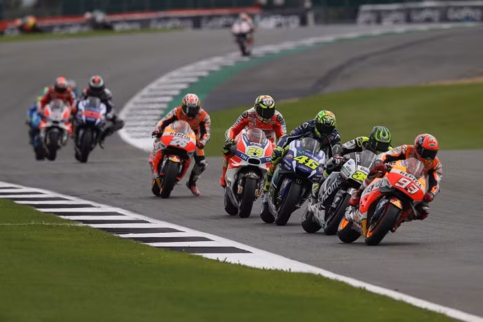 MotoGP Silverstone (26/8): Đường đua Silverstone nằm tại thành phố Northampton, nước Anh. Cùng với Assen, đây là vòng đua MotoGP hấp dẫn và kịch tính, thu hút hàng ngàn người hâm mộ đến xem. Đường đua Silverstone có tổng chiều dài khoảng 5,9 km, với tổng cộng 18 góc cua.