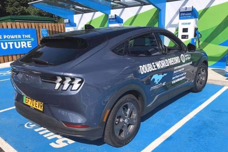 "Phạm vi di chuyển và hiệu năng của Ford Mustang Mach-E biến nó thành một chiếc xe hàng ngày đủ sức ứng phó cả những hành trình khó đoán. Chúng tôi đã chạy thử 400 km trong một ngày và vẫn còn 45% pin trên đường về.” Đội ngũ lập kỷ lục chia sẻ thêm.