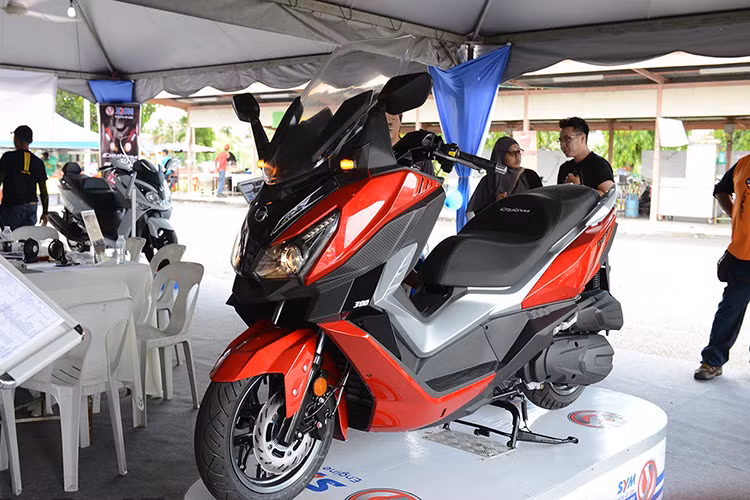Sau khi ra mắt ở thị trường Malaysia hồi tháng 4, dòng xe tay ga cỡ lớn SYM Cruisym 300i cũng vừa có mặt tại Indonesia. Theo đại diện của SYM Indonesia, sự xuất hiện của Cruisym 300i sẽ mở rộng thêm dải scooter của hãng cũng như tăng thêm sự lựa chọn cho người dùng.