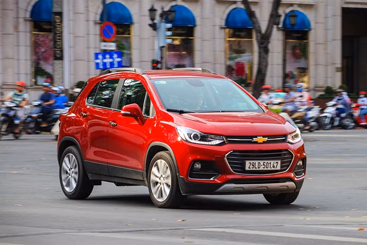 Một trong những lý do chính khiến mẫu xe Trax bị người tiêu dùng quay lưng là do giá bán khá cao. Chevrolet Trax được trang bị động cơ Turbo Ecotec 1.4L, sản sinh mô-men xoắn cực đại 200Nm và công suất tối đa 140 mã lực lớn nhất trong phân khúc kết hợp hộp số tự động 6 cấp.