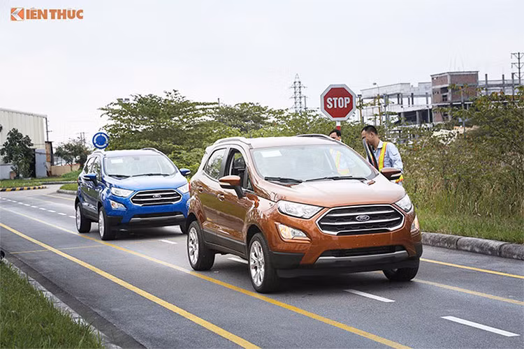 Đối thủ đầu tiên của Hyundai Kona 2018 chính là Ford EcoSport 2018. Đây là cái tên được nhắc đến đầu tiên của mẫu xe Hàn tại thị trường ôtô Việt Nam, hiện nay EcoSport 2018 đang là một trong những mẫu xe đáng chú ý nhất ở phân khúc xe đô thị gầm cao và cũng được lắp ráp CKD.