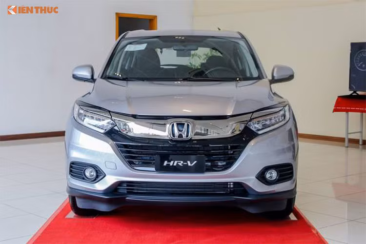 Mặc dù chưa ra mắt chính thức tại trường Việt (dự kiến sẽ được ra mắt chính thức vào tháng 9 hoặc 10/2018 tại triển lãm VMS 2018), hiện tại Honda HR-V 2018 đã được liên doanh Nhật Bản đem trưng bày khắp hệ thống đại lý cùng mức giá dưới 900 triệu đồng.