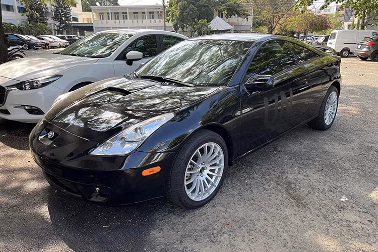 Được biết, chiếc xe JDM - Toyota Celica cổ điển (sản xuất nội địa cho thị trường Nhật Bản) này đã thuộc quyền sở hữu của ông Đặng Lê Nguyên Vũ – từ đầu tháng 12/2022 và rất ít khi xuất hiện trên đường phố.