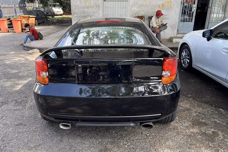 Được biết, chiếc Toyota Celica hàng hiếm số sàn trong bài viết này thuộc thế hệ thứ 7, mang mã T230, sản xuất từ năm 1999 đến 2006. Celica thế hệ thứ 7 được lắp ráp bởi Kanto Auto Works tại nhà máy Higashi Fuji ở Susono, tỉnh Shizuoka, Nhật Bản. 