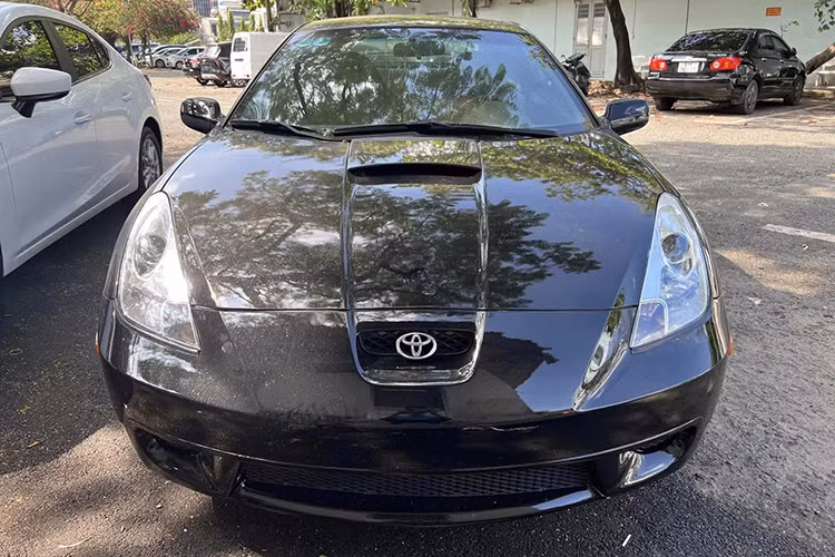 Cái tên Celica bắt nguồn từ tiếng Latin coelica có nghĩa là “thiên đường”, ám chỉ việc chiếc xe có thể mang đến những cảm xúc rất thú vị và thăng hoa trên đường. Tại Nhật Bản, Celica là độc quyền cho chuỗi đại lý cửa hàng Toyota Corolla.