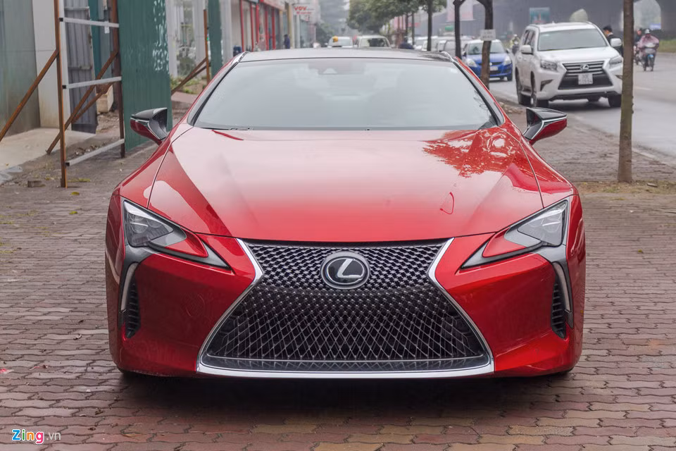 Từng được Lexus trưng bày tại triển lãm Vietnam Motor Show hồi tháng 8 nhưng mẫu xe 2 cửa LC 500h 2018 chưa có kế hoạch phân phối cụ thể. Chiếc xe sang Lexus LC 500 2018 này được một cá nhân tự nhập về và đang trong quá trình làm đăng kiểm, đăng ký để có thể lăn bánh trên đường.