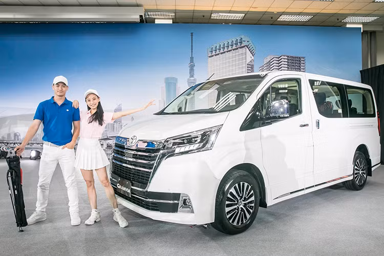 Mức giá xe Toyota Granvia 2020 cũng như các thông số kỹ thuật của mẫu MPV mới này vẫn chưa được công bố cụ thể, tuy nhiên theo nhiều nguồn tin nó sẽ được định vị nằm dưới Alphard một bậc. 