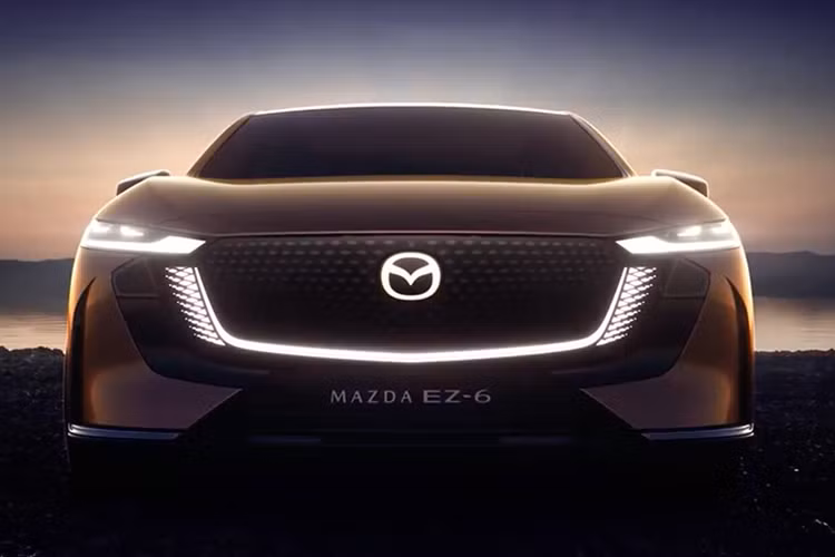 Mẫu xe sedan điện Mazda EZ-6 2025 không được phát triển dựa trên cơ sở gầm bệ của hãng Mazda. Thay vào đó, mẫu xe này dùng khung gầm lai EPA của đối tác Changan, có thể phù hợp với cả ôtô điện thuần điện lẫn xe dùng động cơ đốt trong. Tuy được phát triển dựa trên khung gầm của Changan nhưng EZ-6 vẫn mang trên mình thiết kế khá đặc trưng của thương hiệu Mazda.