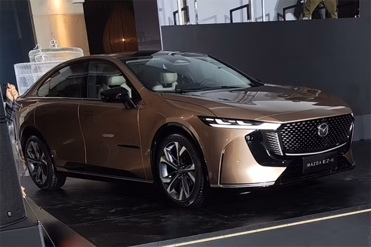 Bên cạnh đó là pin có dung lượng 19 kWh hoặc 28,4 kWh, mang đến phạm vi di chuyển lần lượt 134 km và 200 km mà không cần dùng động cơ xăng. Khi kết hợp cả động cơ xăng và pin, xe có thể chạy 1.140 km với pin 19 kWh và 1.200 km với pin 28,4 kWh. Dự kiến, Mazda EZ-6 sẽ được tung ra thị trường vào năm sau và chỉ bán ra tại Trung Quốc. 