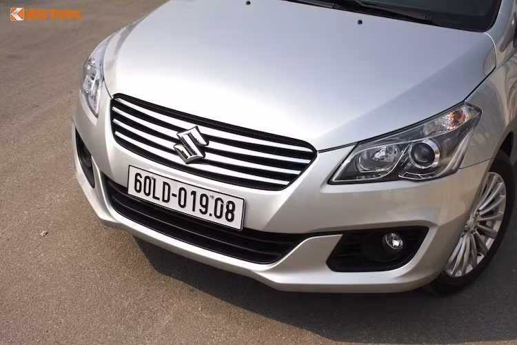 "Thất bại" bước đầu của Suzuki Ciaz tại Việt Nam có thể được lý giải bởi 2 lý do. Thứ nhất, hãng vẫn còn chưa tập trung đẩy mạnh việc quảng bá Ciaz đi đúng hướng - khi đa số khách hàng tiềm năng rất ít có cơ hội tiếp cận mẫu xe này. Có thể thấy Ciaz hoàn toàn không có các chiến dịch quảng cáo, lái thử xe được công bố rộng rãi.