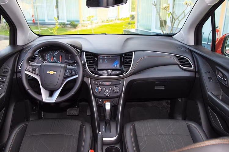 2. Tại sao Chevrolet Trax chưa được người tiêu dùng Việt đón nhận? Theo giới thiệu chào hàng của Hãng xe Chevrolet, Trax 2017 là mẫu xe được nhập khẩu từ Hàn Quốc, với thiết kế hiện đại, nội thất rộng và nhiều trang bị tiện nghi cũng như an toàn. Chevrolet Trax được trang bị hệ thống khởi động Start/Stop bằng nút bấm và chìa khóa thông minh, đèn pha projector dạng halogen và đèn LED ban ngày, gương chiếu hậu điều chỉnh, gập, sấy điện, ổ điện 230V, mâm xe 18 inch màu bạc thiết kế 5 chấu kép cùng vỏ 215/55R18, thắng đĩa ở cả bánh trước và sau, đèn hậu LED,…
