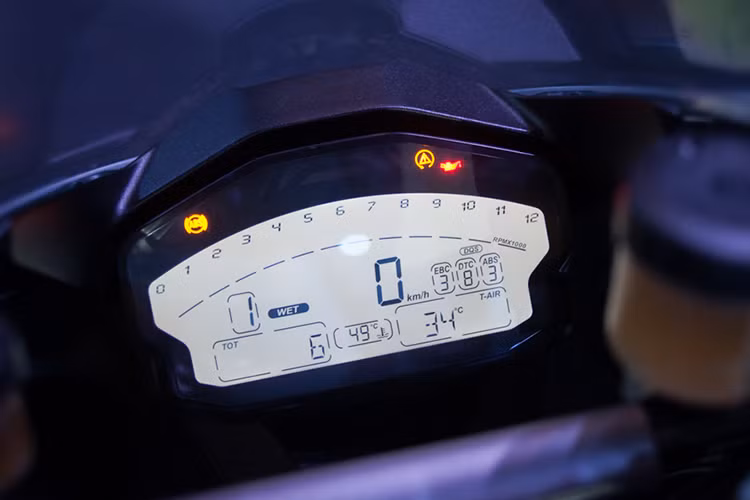 Nhìn thoáng qua, khó có thể phân biệt được sự khác biệt giữa 959 và 899 ở ngoại hình. Phải để ý kỹ, người ta mới có thể phát hiện ra phần đầu đã có sự thay đổi nhẹ ở các hốc hút gió và đèn pha. Bảng đồng hồ của 959 Panigale không khác biệt so những mẫu xe của Ducati thời gian gần đây.