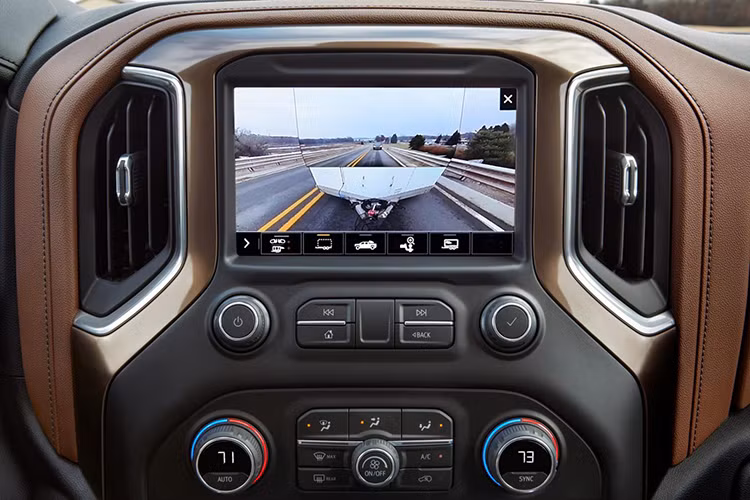 Hiện hãng Chevrolet chưa tiết lộ nhiều thông tin liên quan đến từng bản trang bị của Silverado HD 2020. Thay vào đó, họ chỉ khẳng định xe sẽ được trang bị hệ thống Advanced Trailering System sử dụng 15 camera ngoại thất để tài xế quan sát xung quanh toa moóc kéo phía sau.