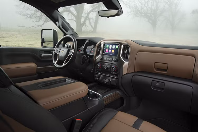 Thay vào đó, thông số ấn tượng nhất của Chevrolet Silverado HD 2020 nằm ở khả năng kéo cực "khủng", lên đến 16.102 kg. So với phiên bản cũ, khả năng kéo của Chevrolet Silverado HD 2020 đã tăng hẳn 52%. Có được điều đó là nhờ việc các kỹ sư của hãng Chevrolet đã nâng cấp trục và khung gầm hình thang của mẫu xe bán tải hạng nặng.
