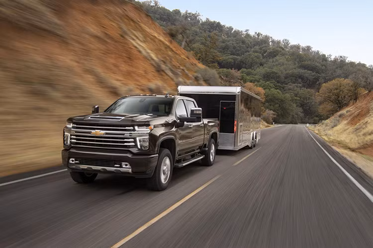 Nếu muốn xe có khả năng kéo tốt hơn, khách hàng có thể mua Chevrolet Silverado HD 2020 với động cơ diesel Duramax V8, tăng áp, dung tích 6,6 lít. Động cơ này sản sinh công suất tối đa 445 mã lực và mô-men xoắn cực đại 1.232 Nm.