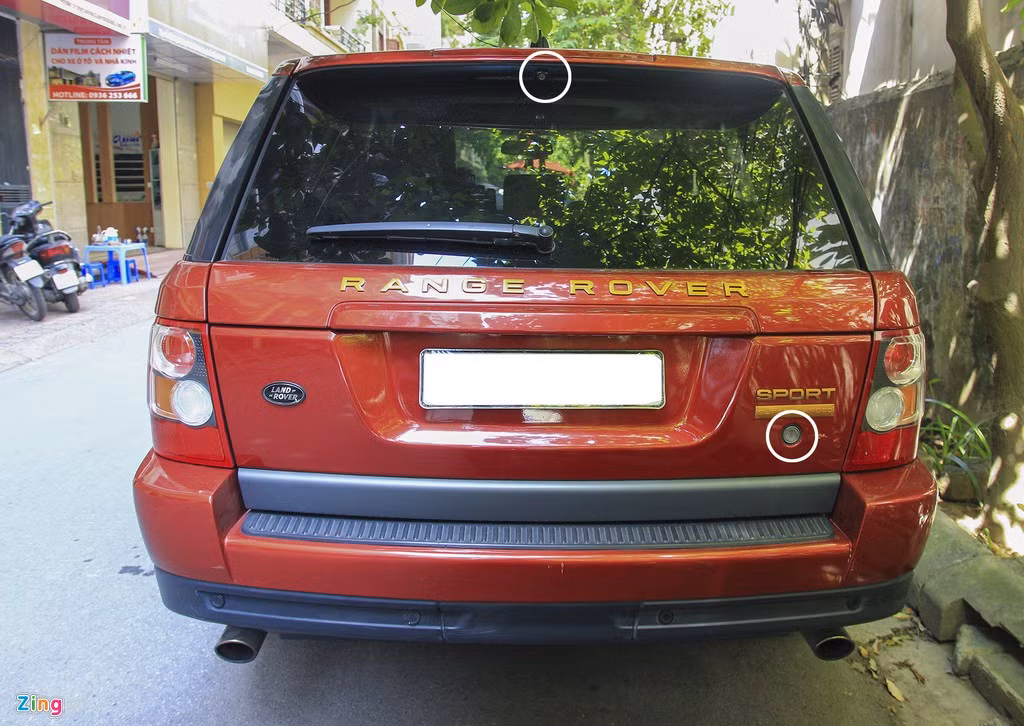 Hãng xe Land Rover bố trí một nút mở cốp bên dưới, cốp mở khá nặng tay. Camera lùi không nằm ở bên dưới như các dòng xe khác mà lại nằm trên cao cho góc nhìn thoáng, bao quát được đằng sau.