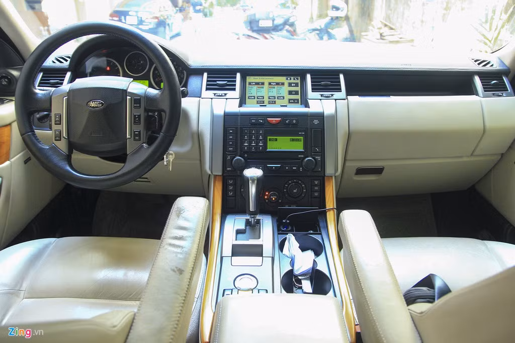 Điểm nhấn của khoang lái Range Rover Sport 2008 là các khu vực đều được thiết kế theo hình chữ nhật góc cạnh, rất thực dụng, tương tự ngoại hình. Ngay cả màn hình giải trí cũng theo triết lý thiết kế này. So với các màn hình hiện đại, trang bị trên Range Rover Sport 2008 khá hoài cổ và mang cảm giác thú vị. Chức năng cảm ứng trên màn hình có độ trễ khá lớn.