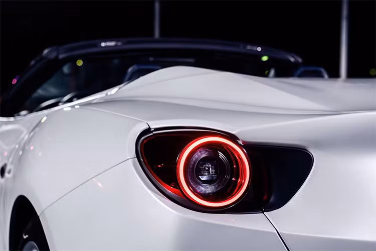 Mẫu siêu xe Ferrari Portofino mui trần mới này được xem là sẽ thay thế cho dòng California sau 10 năm tại vị với 2 phiên bản là tiêu chuẩn và California T. Tên gọi Portofino của siêu xe mui trần này được lấy từ một thành phố nhỏ nằm ở phía Tây Bắc nước Ý. 