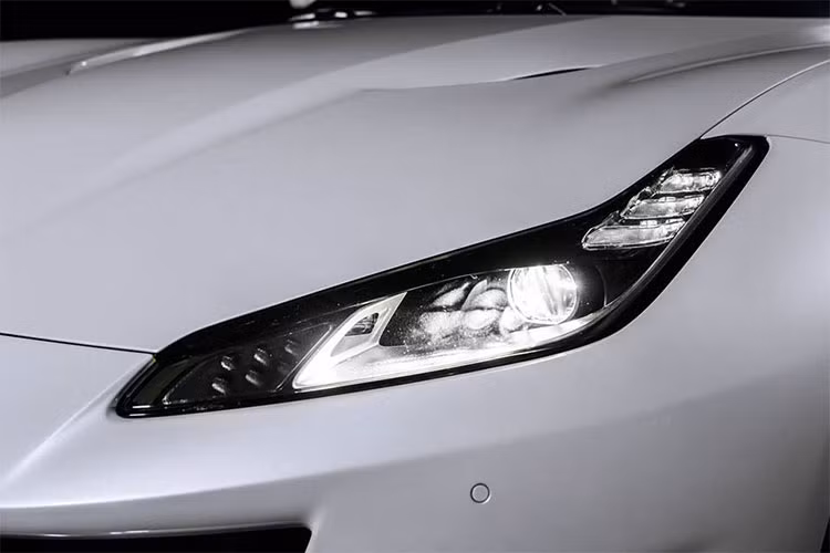 Siêu xe mui trần Ferrari Portofino ra mắt tại Singapore được khoác áo trắng Bianco đẹp mắt đi kèm nội thất màu đen. Ngoài ra, đơn vị phân phối dòng siêu xe Ferrari tại Singapore cũng cho trưng bày 2 chiếc Ferrari Portofino tại phòng trưng bày phục vụ khách tham quan chiêm ngưỡng.