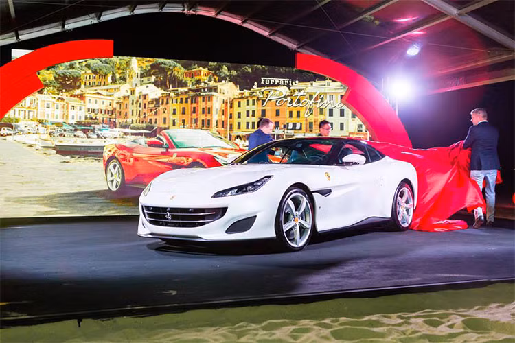 Ital Auto, đại lý chính thức của Ferrari tại Singapore, đã giới thiệu chiếc siêu xe mui trần Ferrari Portofino đến giới nhà giàu tại thị trường giàu tiềm năng này. Như vậy, sau khi mắt tại triển lãm ôtô Frankfurt 2017, siêu xe của thương hiệu "ngựa chồm" đã có mặt tại đảo quốc sử tử.